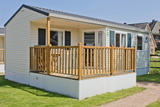 Ferienhaus in Pelzerhaken - Mobilheim  Pacifique - Holzterrasse als Eingang