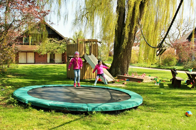 Ferienwohnung in Lenste - Mougin - Spiel und Spa&szlig; auf dem Trampolin