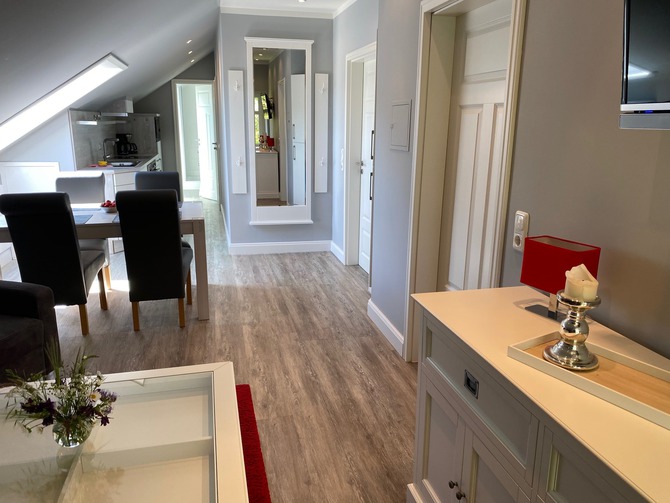 Ferienwohnung in Lenste - Mougin - Essbereich mit Blick auf die K&uuml;che
