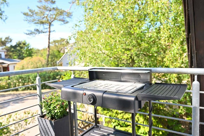 Ferienwohnung in Dierhagen - Sonnige Ferienwohnung am Strand - Möbelierter Balkon mit Elektrogill